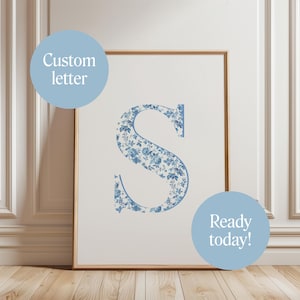 Impresión de letras chinoiserie personalizada, impresión de nieta costera azul claro, impresión de vaquera costera, impresión de monograma azul de Delft, regalo para ella