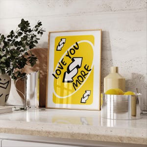 Love You More-print, gele retro muurkunst afdrukbaar, kunst aan de muur speelkaart, dopamine decor, heldere trendy muurkunst, kleurrijke poster