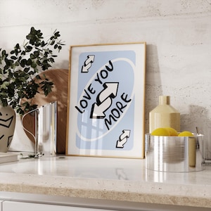 Love You More-print, lichtblauwe retro muurkunst afdrukbaar, speelkaartmuurkunst, Valentijnsdag preppy muurdecor, trendy muurkunst