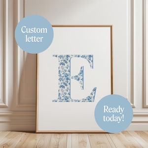 Impresión de letras chinoiserie personalizada, impresión de nieta costera azul claro, impresión de vaquera costera, impresión de monograma azul de Delft, regalo para ella