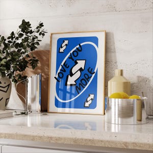 Love You More-print, marineblauwe retro muurkunst afdrukbaar, speelkaartmuurkunst, Valentijnsdag preppy muurdecor, trendy muurkunst
