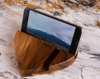 Supporto progettato per un telefono o un tablet, supporto per cellulare fatto a mano, supporto per telefono in legno per scrivania, regalo di San Valentino