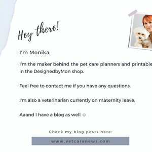K&ouml;nnte beinhalten: Eine Frau mit roten Haaren h&auml;lt einen kleinen wei&szlig;en Hund. Der Text lautet "Hey there! I'm Monika, I'm the maker behind the pet care planners and printables in the DesignedbyMon shop. Feel free to contact me if you have any questions. I'm also a veterinarian currently on maternity leave. Aaand I have a blog as well. Check my blog posts here: www.vetcarenews.com"