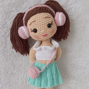Crochet Music Lover Doll – Amigurumi Girl with Headphones – Pastel Handmade Plushie – Melody Character Gift
