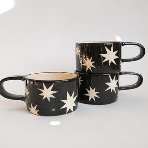 Tazza con graziose stelle sgraffito, tazza estetica fatta a mano, tazza da strega, regalo in ceramica fatto a mano, tazza da caffè o tè spaziale mistica, tazza unica