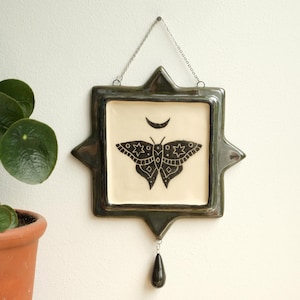 Himmlischer Wandbehang, Keramikrahmen mit Motte, magische Keramikfliesen, Keramik-Hausaltar, einzigartige Keramikwandkunst, Yoga-Geschenk, Boho-Dekor