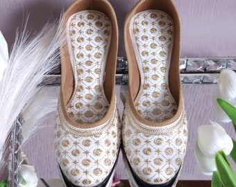 White Gold Emcroidered Jutti Shoes Mojari Punjabi Leather Juttis Womens Ballerina Bridesmaid Bridal Wear