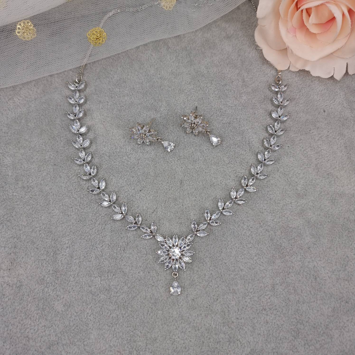 Collana da sposa con zirconi cubici rotondi placcati in oro, collana