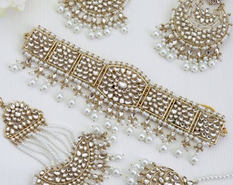 Set di collana girocollo Kundan in oro antico: gioielli da sposa indiani con orecchini Chandbali e collana Tikka per damigella d'onore, gioielli per feste di matrimonio.