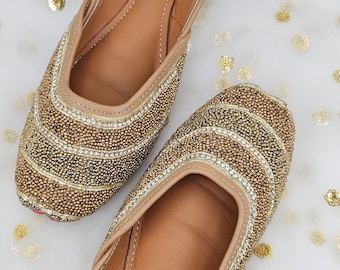 Handgemaakte gouden Punjabi Jutti: Diamonte & Pearl-trouwschoenen