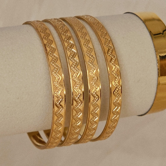Touchstone Nuovo Silk Thread Bangle Collection Indiano Bollywood Filo di Seta Intrecciato a Mano Colore Dorato Strass Designer Gioielli Bracciali