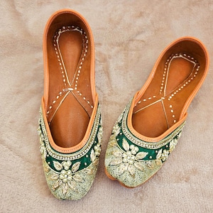 Radhika Green Ladies Handmade Punjabi Jutti, Indian Pakistani Khussa Sandal, Leather Juttis, Wedding Shoes, Juttis and Mojaris, Gift for her
