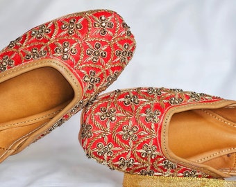 Juttis de noiva embelezados em vermelho Nazar, Juttis e Mojaris punjabi indianos, Jutti de couro, Khussa paquistanês