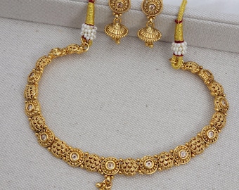Parure de collier élégant traditionnel en or et boucles d'oreilles jhumka | Bijoux de mariée indiens | Ensemble ras de cou polk style temple avec boucles d'oreilles