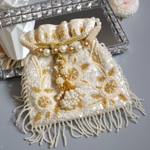 Ivory Pearl Potli Bag: Luxus Seidenhandtasche mit Fransen