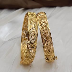 Paar Gold aussehen indische asiatische Armreifen. Zu öffnende Brautarmreifen, Kangan Churiyan, Churi, Induan Pakistani Kaday, Geschenk für sie, Goldarmreifen