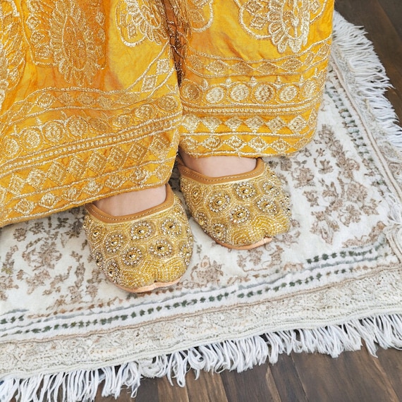 Kids Girls Gold Embroidered Jutti