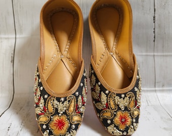 Black Embroidered Khusa Sandals: Handcrafted Pakistani Bridal Jutti