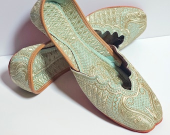 Doppio cuscino da donna verde menta Zari lavoro artigianale Jutti, scarpe indiane, Khussa pakistano, Punjabi Jutti, Jutti in pelle ricamata,