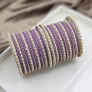 Packung mit 34 Eleganten Metall Armreifen. Indisches Braut Armreif-Set für beide Hände, bunter Armreifen-Stack, traditioneller Party Wear Schmuck