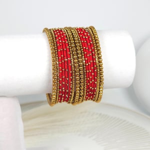 Ensemble de 16 joncs filaires en métal | Bracelets-joncs empilables dorés | Bijoux traditionnels légers | Vêtements de mariage et de fête