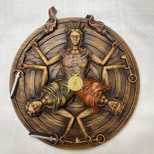 Hécate Diosa triple Hécate Decoración de Hécate Escudo de Hécate Altar de Hécate Panel tallado Altar de la diosa Diosa griega Arte de pared de madera Brujería
