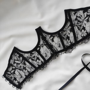 corsetto sottoseno nero, cintura corsetto in rete nera, lingerie corsetto, corsetto senza coppe, corsetto con lacci, corsetto in pizzo, corsetto floreale, corsetto con lacci