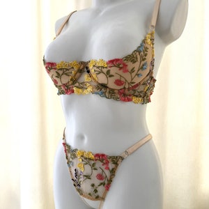 Lingerieset van geborduurd kant met bloemen, open cuploze bh, microstring