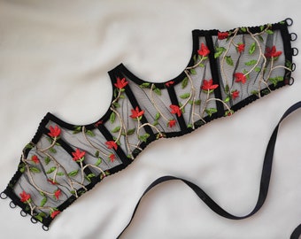 Corset sous la poitrine en résille brodé floral, accent de fleurs rouges