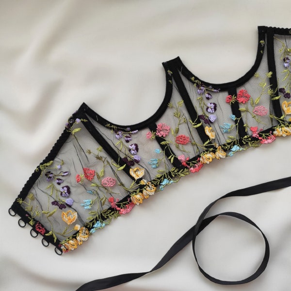 Corset sans bonnets, Corset sous la poitrine avec fleurs brodées, Corset noir, Corset avec fleurs multicolores, Corset sous la poitrine lumineux