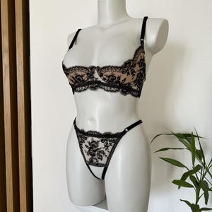 Open cupless lingerie set, Lingeries see through, Open crotched lingerie, Shelf bra open with support, Lace shelf bra, Quarter cup bra