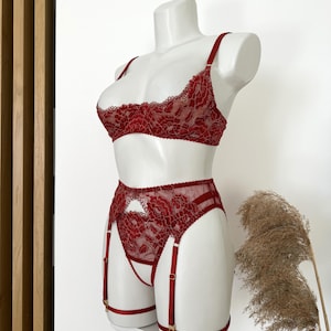 Bordeauxrode kanten lingerieset, ingebouwde bh, bruidslingerie, jarretelgordelset, handgemaakt boudoircadeau