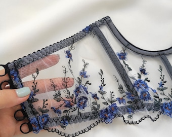 Corset noir avec fleurs bleues brodées, ceinture renaissance, soutien-gorge à bonnets ouverts