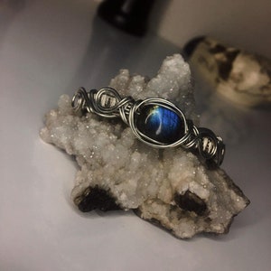 Labradorite with Blue Reflections Silver plated Wire Wrapped Bracelet - Fully handmade wire wrapped gemstone bracelet - Witchcraft - Casual