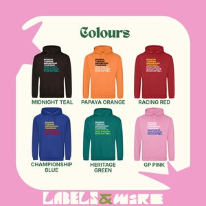 Puede incluir: Exhibici&oacute;n de seis sudaderas con capucha en varios colores: Midnight Teal, Papaya Orange, Racing Red, Championship Blue, Heritage Green y GP Pink. Cada sudadera tiene texto en la parte delantera. La marca "Labels & More" est&aacute; en la parte inferior.