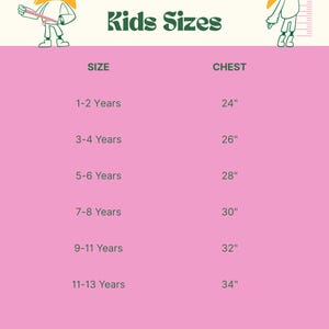 Puede incluir: Un gr&aacute;fico rosa con el texto "Kids Sizes" y medidas de tallas para ropa de ni&ntilde;os. El gr&aacute;fico incluye tallas de pecho de 61 cm a 86 cm para edades de 1 a 13 a&ntilde;os. Tambi&eacute;n est&aacute; presente el texto "In line with safety regulations".