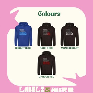 Puede incluir: Cuatro sudaderas con capucha en azul, negro y gris oscuro, cada una con un estampado gr&aacute;fico con el texto MONDAY, TUESDAY, WEDNESDAY, THURSDAY, PRACTICE, QUALIFYING y RACE DAY, junto a peque&ntilde;os iconos de coches de carreras.