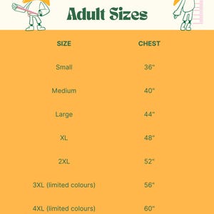 Puede incluir: Un gr&aacute;fico naranja con el texto "Adult Sizes" y una gu&iacute;a de tallas. El gr&aacute;fico enumera tallas de la Small a la 5XL, con medidas de pecho correspondientes en cm, que van de 91 cm a 157 cm. La imagen incluye personajes de estrellas de dibujos animados.