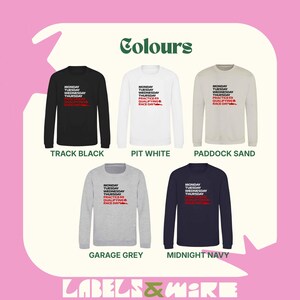Puede incluir: Colecci&oacute;n de cinco sudaderas de manga larga en negro, blanco, beige, gris y azul marino. Cada sudadera presenta un gr&aacute;fico con texto sobre eventos de carreras. El texto es en negro y rojo. La marca "LABELS & MORE" est&aacute; en la parte inferior.