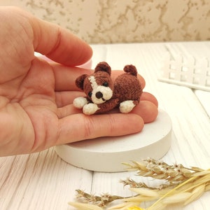 Mini Hund Plüschtier 5 cm. Winziger gehäkelter Puppenwelpenbegleiter. Tasche Haustier. Erinnerungsgeschenk für Hundemama, -papa. Niedliches handgefertigtes Miniaturtier
