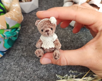 Gefüllter Mini-Teddybär süßes Mädchen im Kleid. Miniatur Spielzeug Souvenir Geschenk für Mama. Taschenfreunde. Einzigartiges Geschenk für Künstler