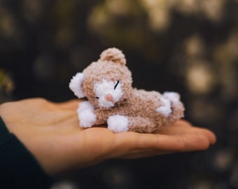 Winziges Plüschkätzchen, Taschenhaustier, Miniaturkuscheltier, Freund für Puppe, süße schlafende Katze, neugeborenes Kätzchen. Geschenk für Katzen Mama, Papa.