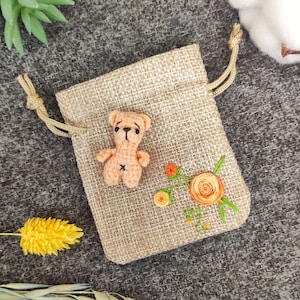 Mini Plüschteddy im Beutel mit Stickerei. Süßes Taschentierchen. Lovely Geschenk für Mädchen, Mama, Oma, unterstützen kleine Plushie