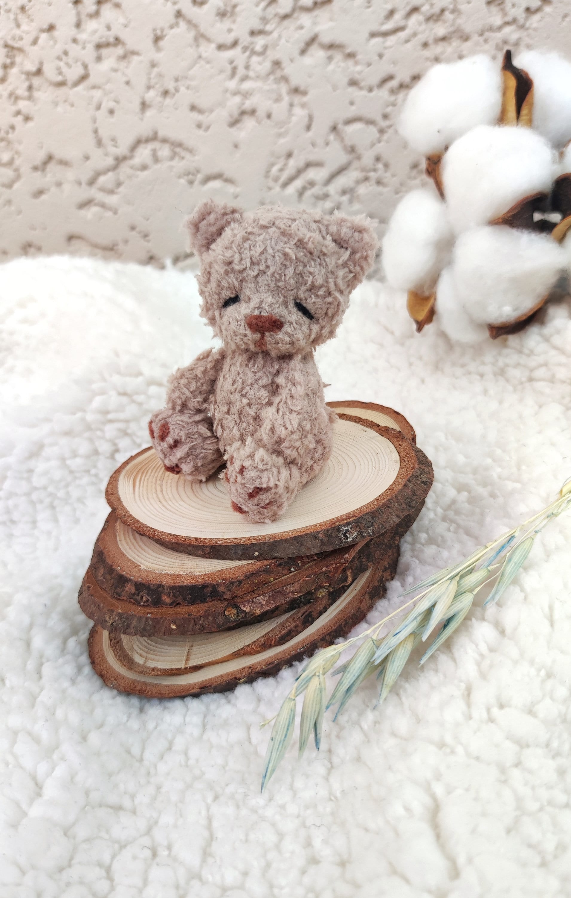 Carino, 3d, Orsacchiotto Di Orsetto Di Peluche Rosa, Morbido, Con Una Calcolatrice Digitale Illustrazione Un Giocattolo E Rendering 159431835