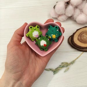 Mini grenouille en peluche de poche. Ornement de porte-clés rembourré