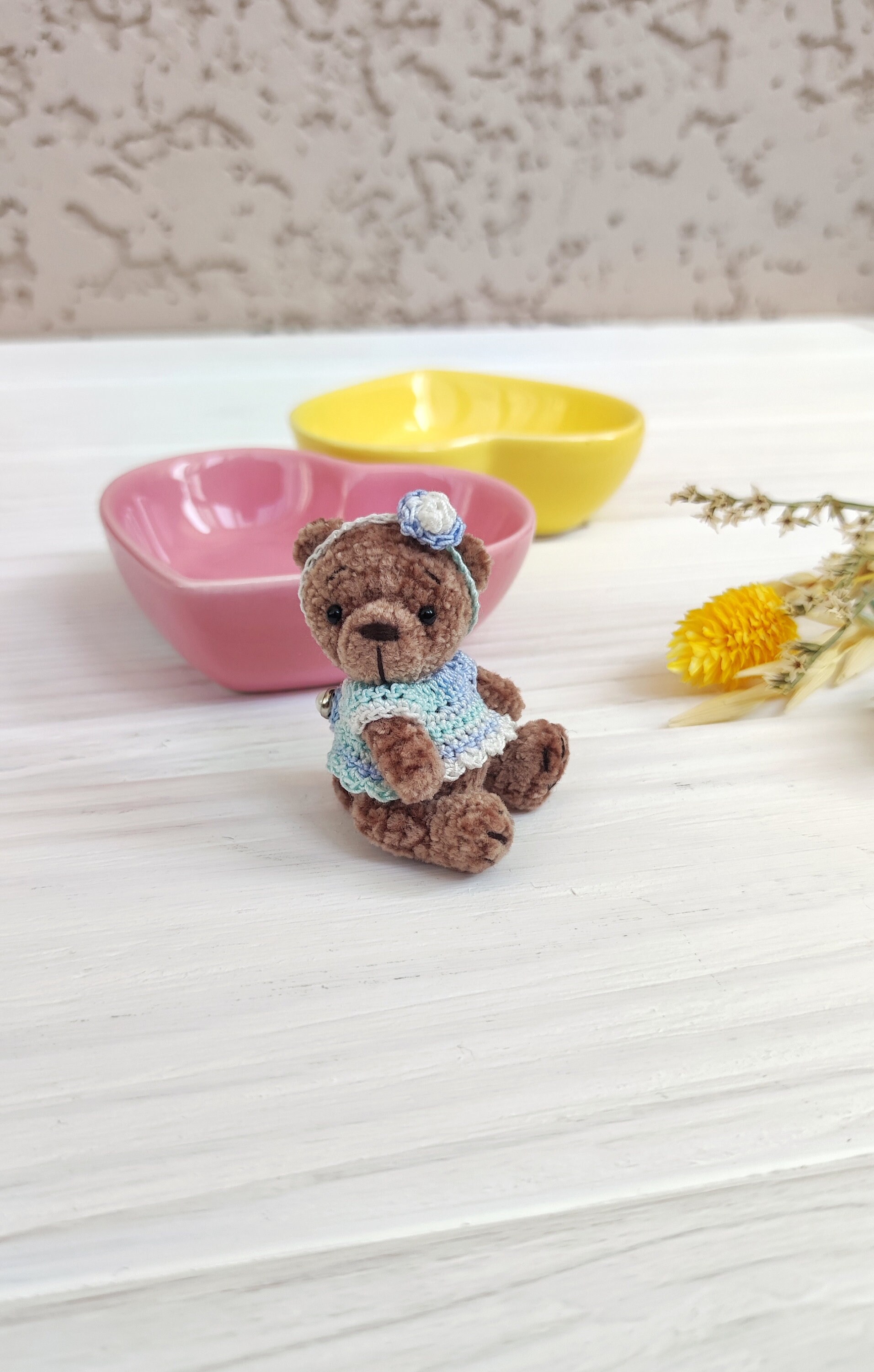 小さなぬいぐるみのテディベア。ミニチュアコレクションに最適な動物