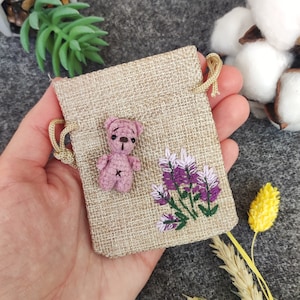 Mikro gefüllter Teddybär. Miniatur Plüschtier Figur in Tasche mit Stickerei. Plüschtierchen. Taschenumarmungsgeschenk. Süßes kleines Tierchen.