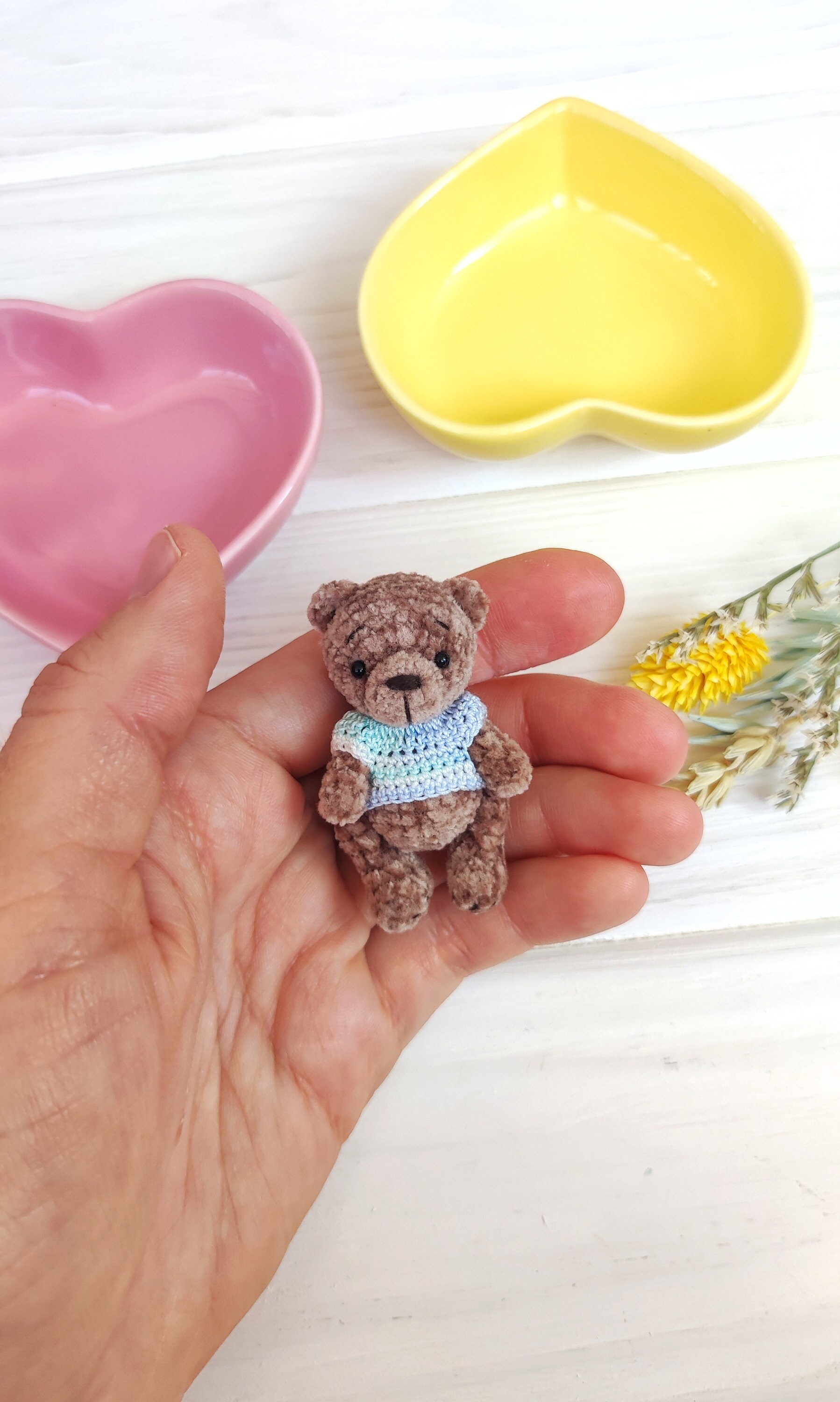 小さなぬいぐるみのテディベア。ミニチュアコレクションに最適な動物