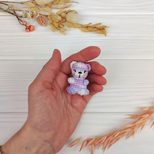 Mini Teddybär niedliches Plüschtier. Kleines von Hand gefertigtes Taschentier. Geschenk für Mädchen. Schönes kleines Haustier. Kein Grund Mini Geschenk. Kawai Stofftier