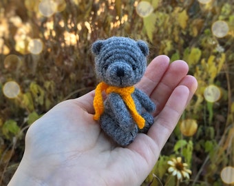 Mini oso de peluche de artista, juguete coleccionable. Precioso osito vintage para muñeca. Amigo de bolsillo para Blythe. Pequeño animal de lana y mohair gris.